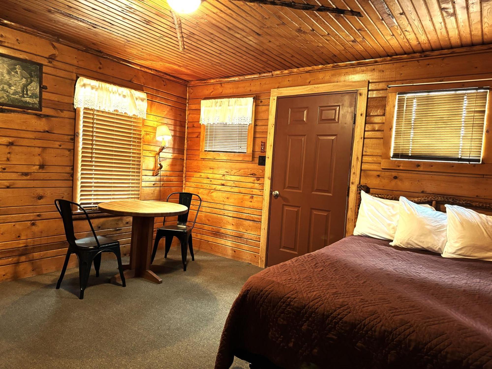 Yellowstone Cabins And Rv Вест-Йеллоустоун Екстер'єр фото