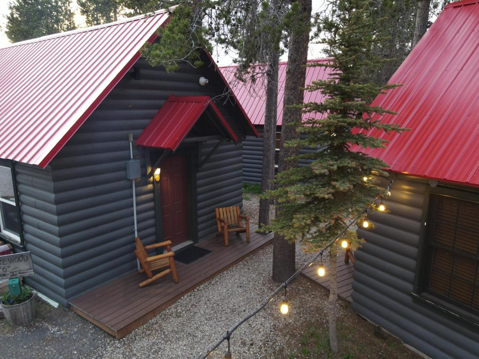 Yellowstone Cabins And Rv Вест-Йеллоустоун Екстер'єр фото