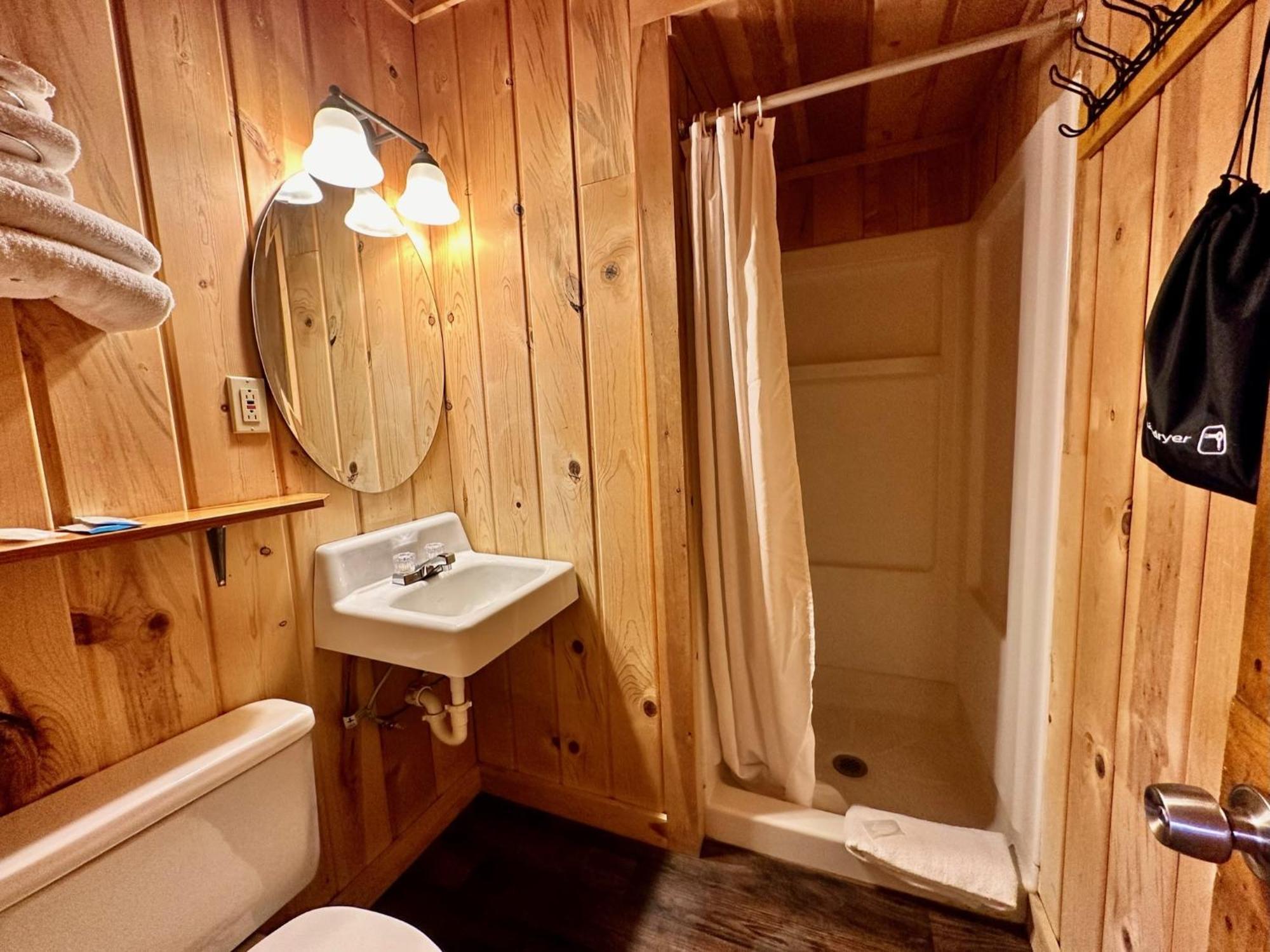 Yellowstone Cabins And Rv Вест-Йеллоустоун Екстер'єр фото
