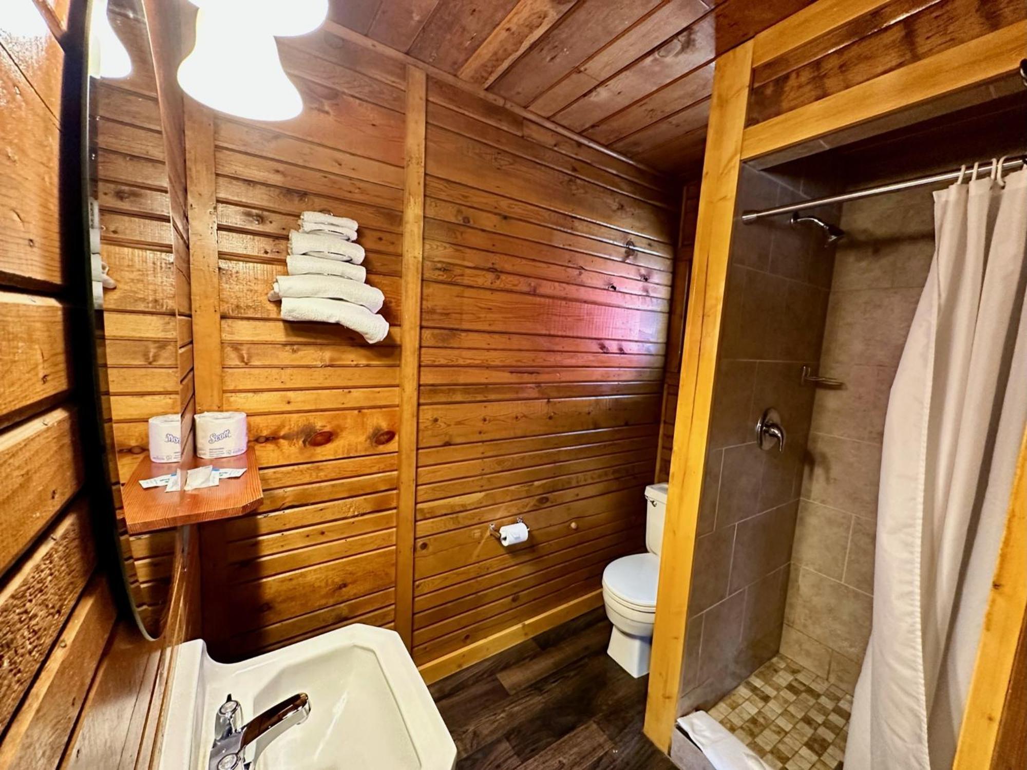 Yellowstone Cabins And Rv Вест-Йеллоустоун Екстер'єр фото