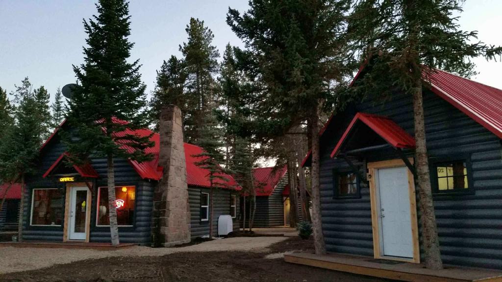 Yellowstone Cabins And Rv Вест-Йеллоустоун Екстер'єр фото